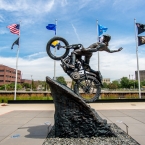 Hill Climber, statua all'Harley Davidson Museum, Milwaukee, USA